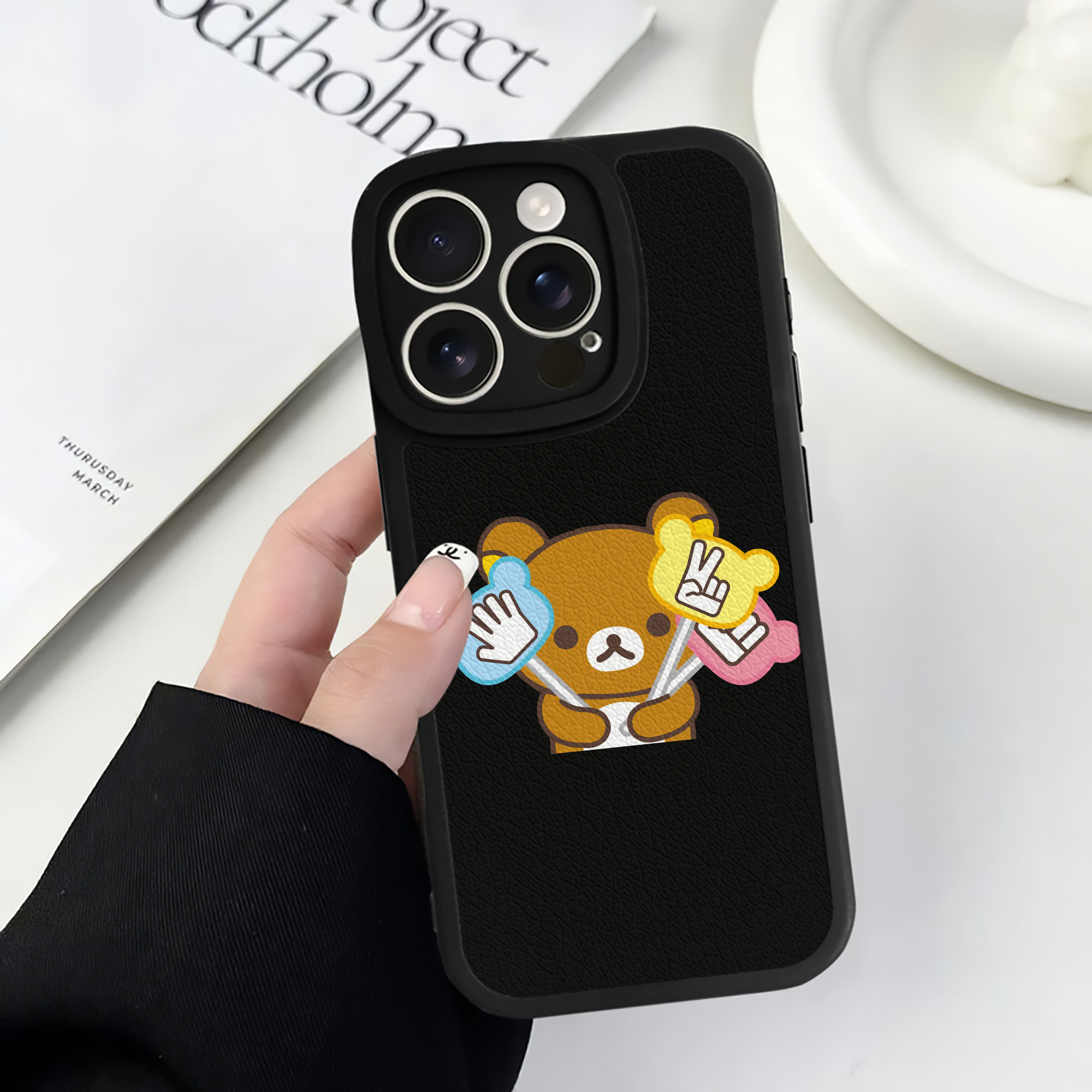 （画像用） リラックマ リラックマ キイロイトリ Rilakkuma Korilakkuma Kiiroitori 【iPhone 16シリーズ対応】シリコンスマホケース（レザー調） 材質：シリコン